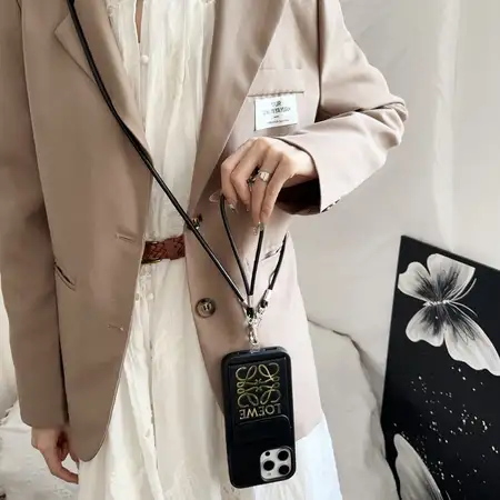 ロエベ風 iPhone ケース アナグラム レザー カード収納 斜め掛け ストラップ LOEWE