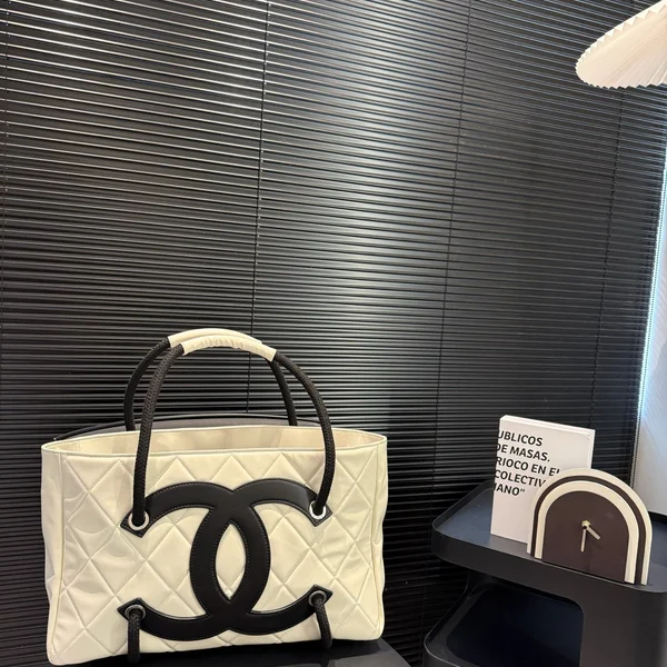 シャネル CHANEL トートバッグ 米白 黒 ビジネス キャリアウーマン プロ
