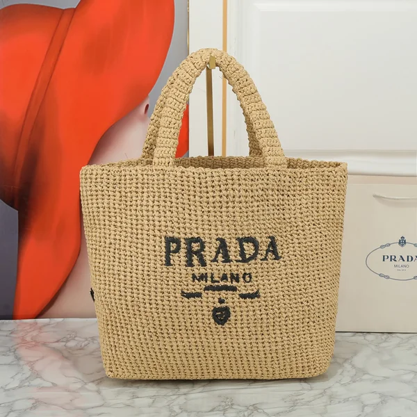 プラダ PRADA ラフィア トートバッグ 手編み インスタ映え フォトジェニック 夏 ビーチ