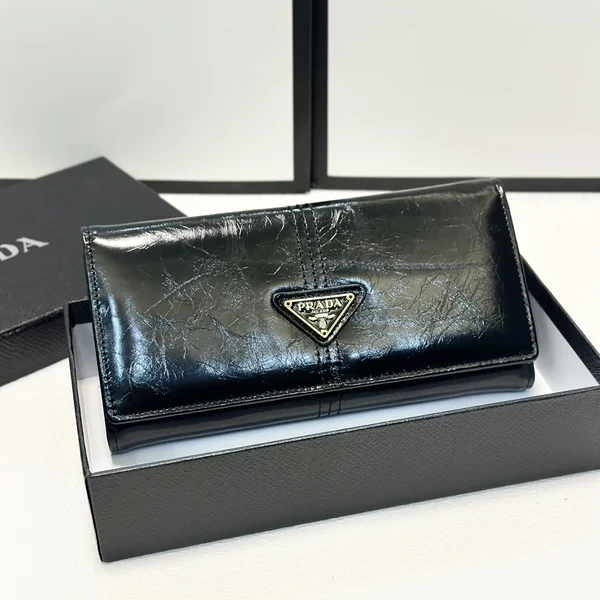 プラダ PRADA 油蜡牛皮 二つ折り 黒 三角ロゴ 本物 一生もの 職人技