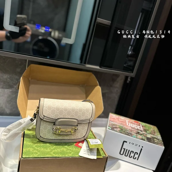 グッチ 1955 ホースビット サドルバッグ GGスプリーム 米白 ゴールド リゾート スローライフ 沖縄 ビーチ レディース