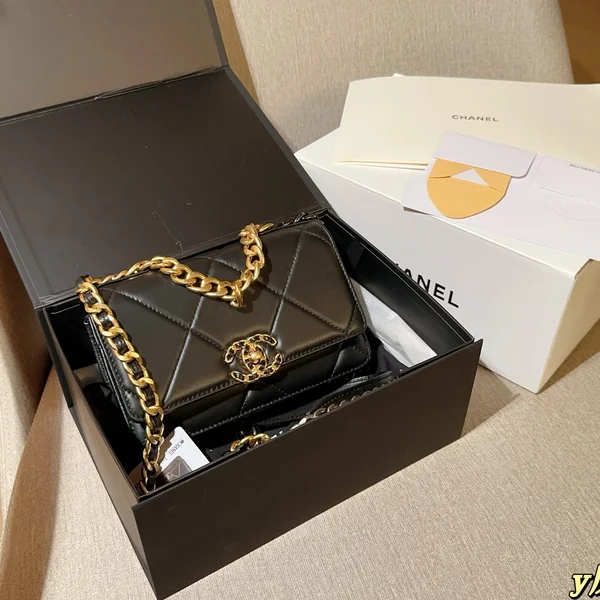 シャネル 19 WOC マキシキルティング 黒 赤 ゴールド金具 チェーンバッグ カードケース付き レディース