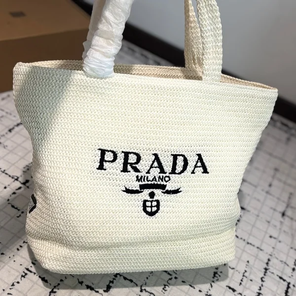 プラダ PRADA 編み込み トートバッグ ラフィア ホワイト ピンク内装 夏 リゾート インスタ映え