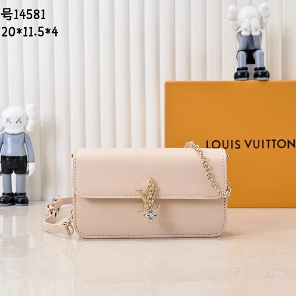 ルイヴィトン チェーンカードケース 奶昔白 光面牛革 悬挂LVチャーム 揺れる 2way デート 香水 甘可愛 レディース