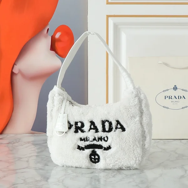プラダ PRADA Re-Edition 2000 ファー Hobo バッグ 白 毛绒 インスタ映え フォトジェニック