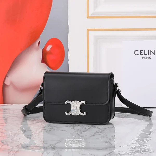 セリーヌ CELINE TRIOMPHE バッグ 黒 銀金具 知的 編集者 シンプル ミニマル