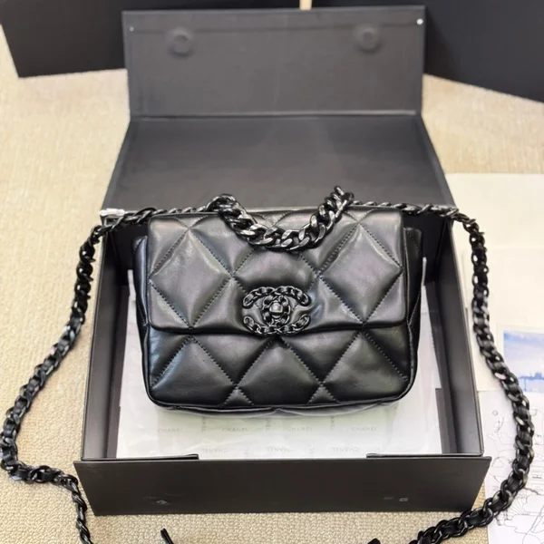 シャネル CHANEL 19 ミニ 黒 山羊皮 全黒 アート 美学 芸術コレクション
