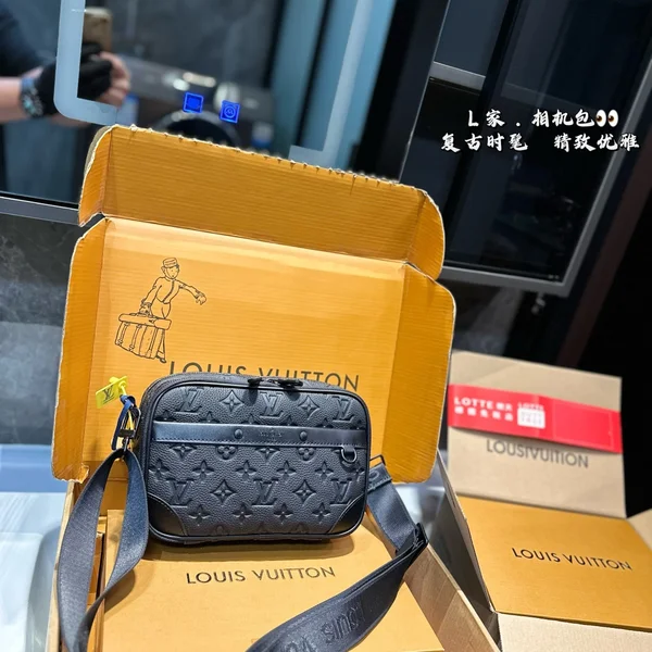 ルイヴィトン Outdoor カメラバッグ。モノグラムシャドウ黒色圧印レザー。ブラック金具ロジウムメッキ。調節可能幅広ストラップ。コンパクトカメラバッグ型。投資価値高い希少モデル。リセールバリュー安定。資産として保有できる。市場動向良好。5年後価値上昇予測。男女問わず人気。フランス製。送料無料。