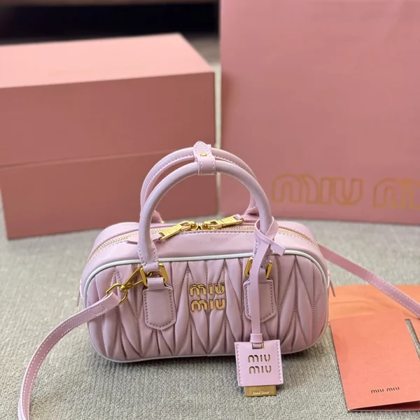 ミュウミュウ SS25 ボーリングバッグ マトラッセ ピンク 白縁取り ゴールド Miu Miu ショルダーバッグ レディース