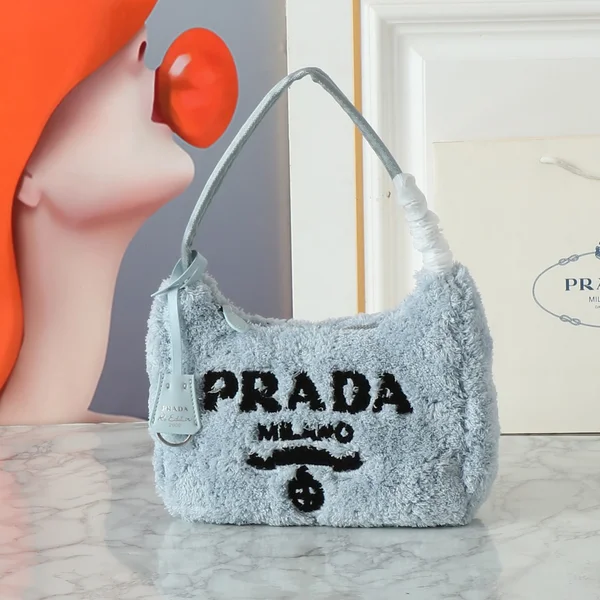 プラダ PRADA Re-Edition 2000 ファー Hobo バッグ 青 毛绒 ヨガ ビーチヨガ 癒し