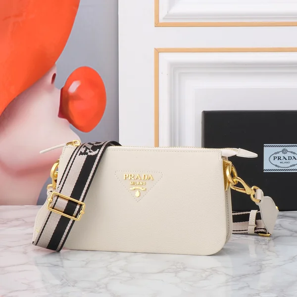 プラダ PRADA 3-in-1 ショルダーバッグ 白 鹿皮紋 ママバッグ 収納 軽量 実用的