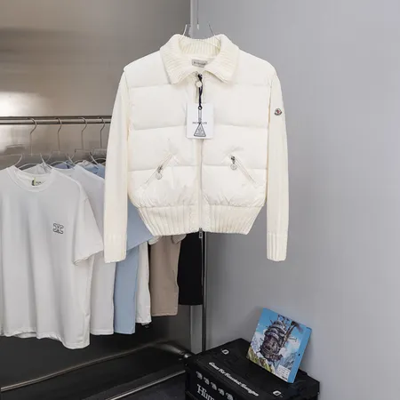 モンクレール MONCLER 白拼接翻領 針織袖羽絨 犬の散歩 早朝 防風