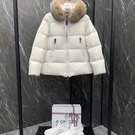 モンクレール MONCLER 米白毛領 連帽羽絨 トレンド 新作 着こなし 映え
